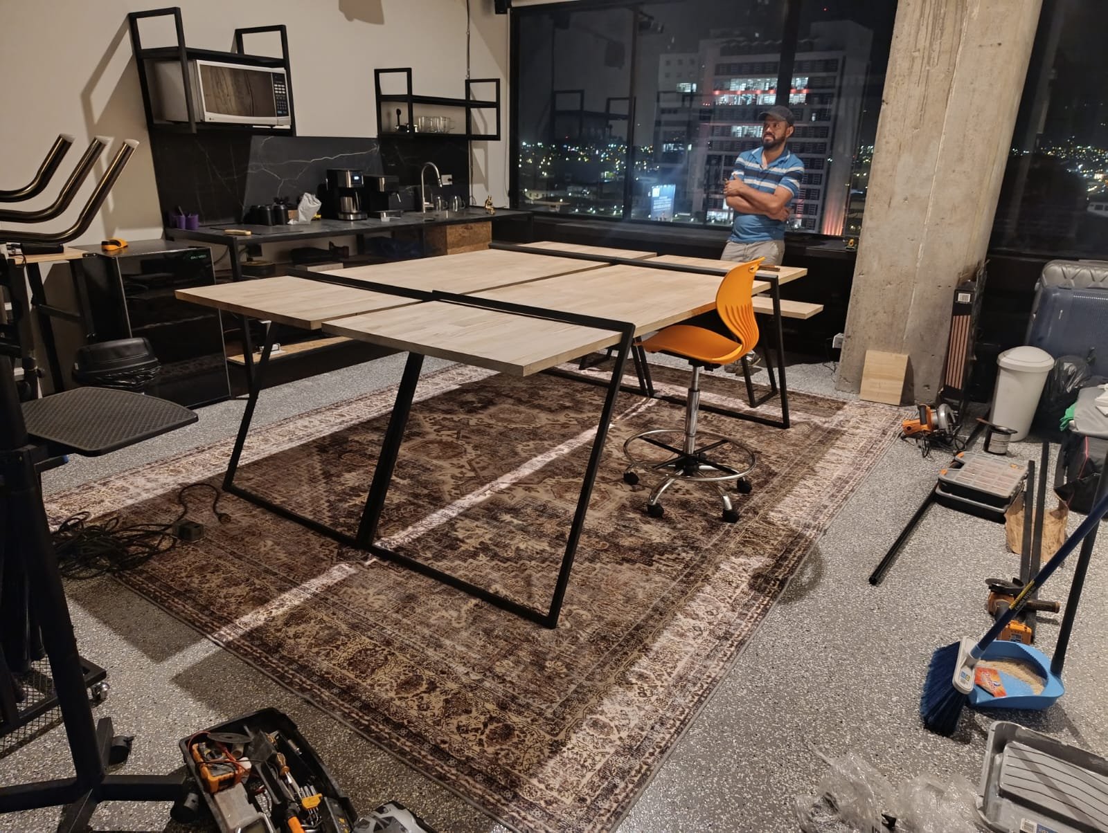 Mesas con estructura de acero soldada y superficie de madera fabricadas a medida