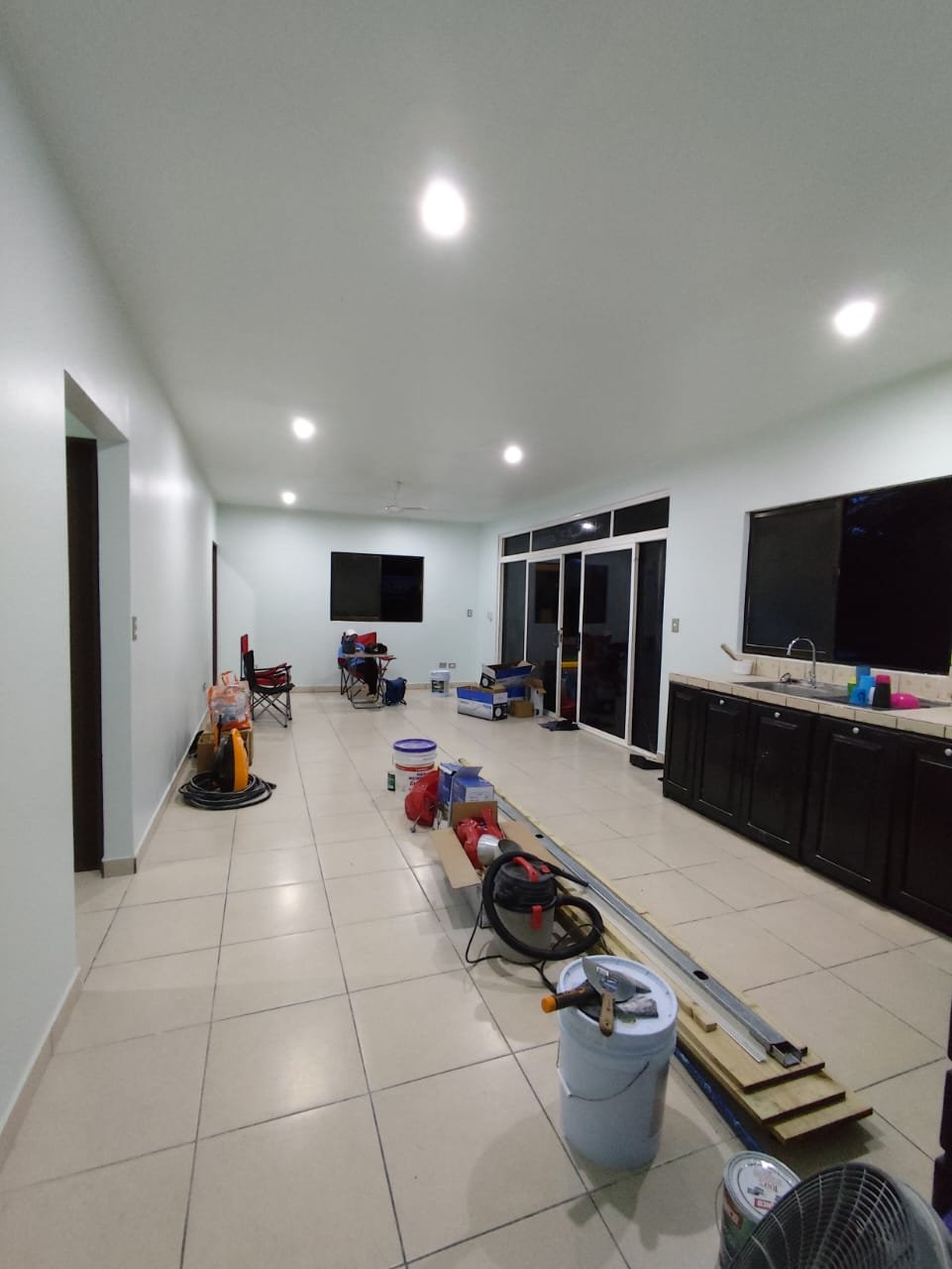 Sala amplia en proceso de remodelación integral con materiales de obra