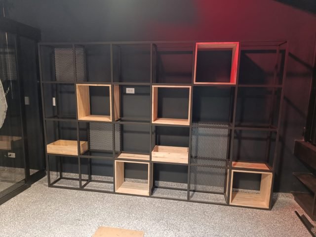 Estantería metálica modular a medida