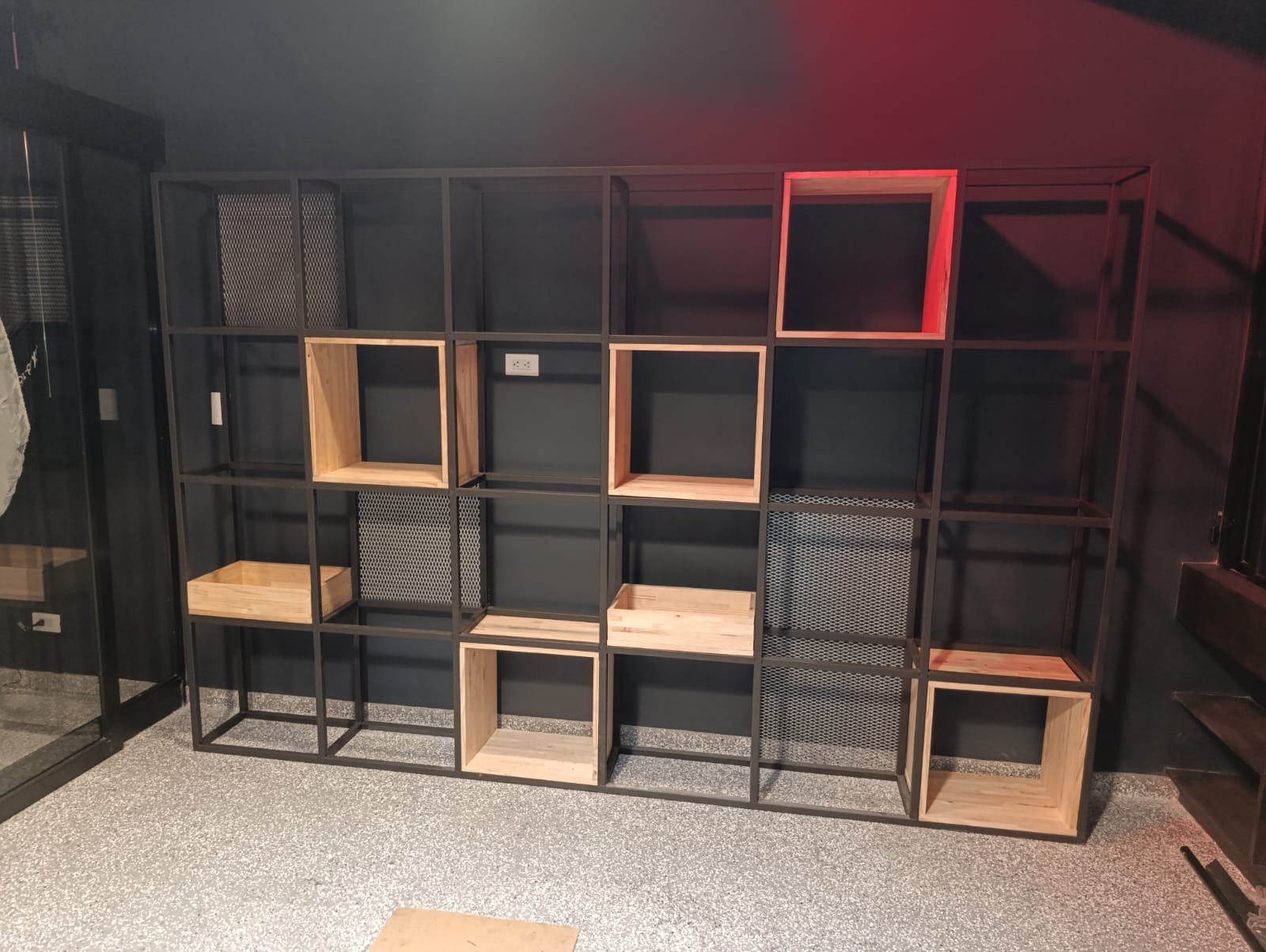 Estantería de estructura metálica y madera fabricada a medida con iluminación integrada