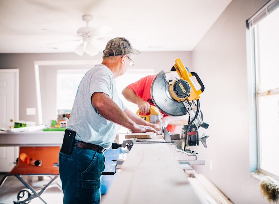Técnicos de Servicios Madrigal realizando un corte de precisión durante una remodelación